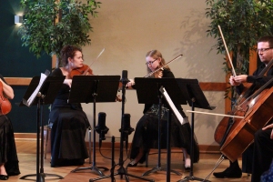 violists Renate Falkner and Karin Brown with cellist Daniel Levitov, photo credit Jimmy Calderon