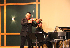 Xiang Gao playing the violin. Photo by Lexi Corral